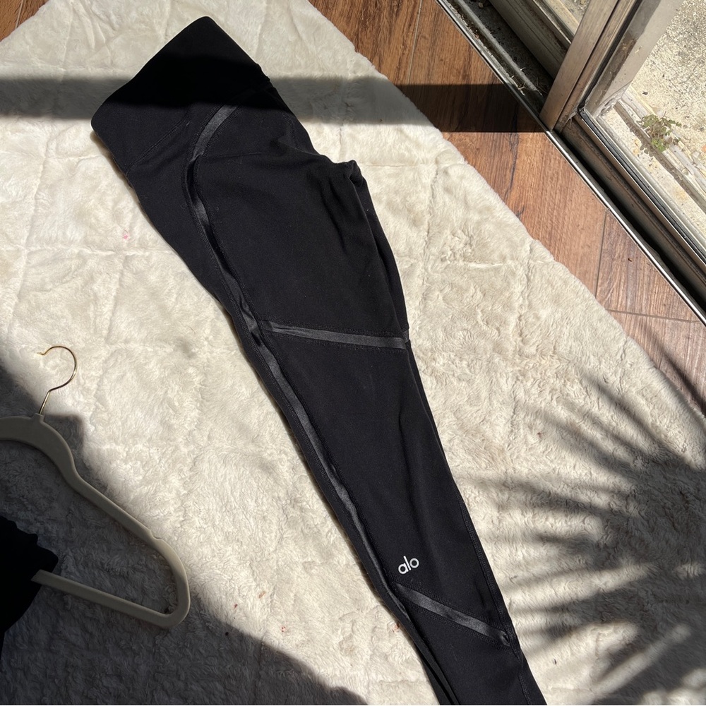 Alo Yoga - Black Leggings with Logo and lines Detail